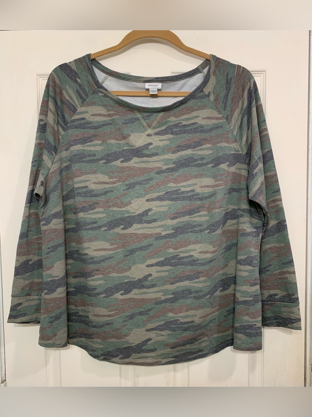 Avenue Camouflage Long Sleeve Knit Top Women's Plus Size 26/28. 3889B